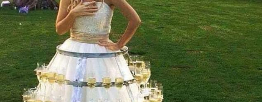 Vestido de casamento feito com taças de prosecco!
