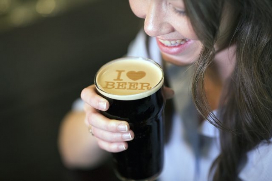 Máquina imprime na espuma da cerveja